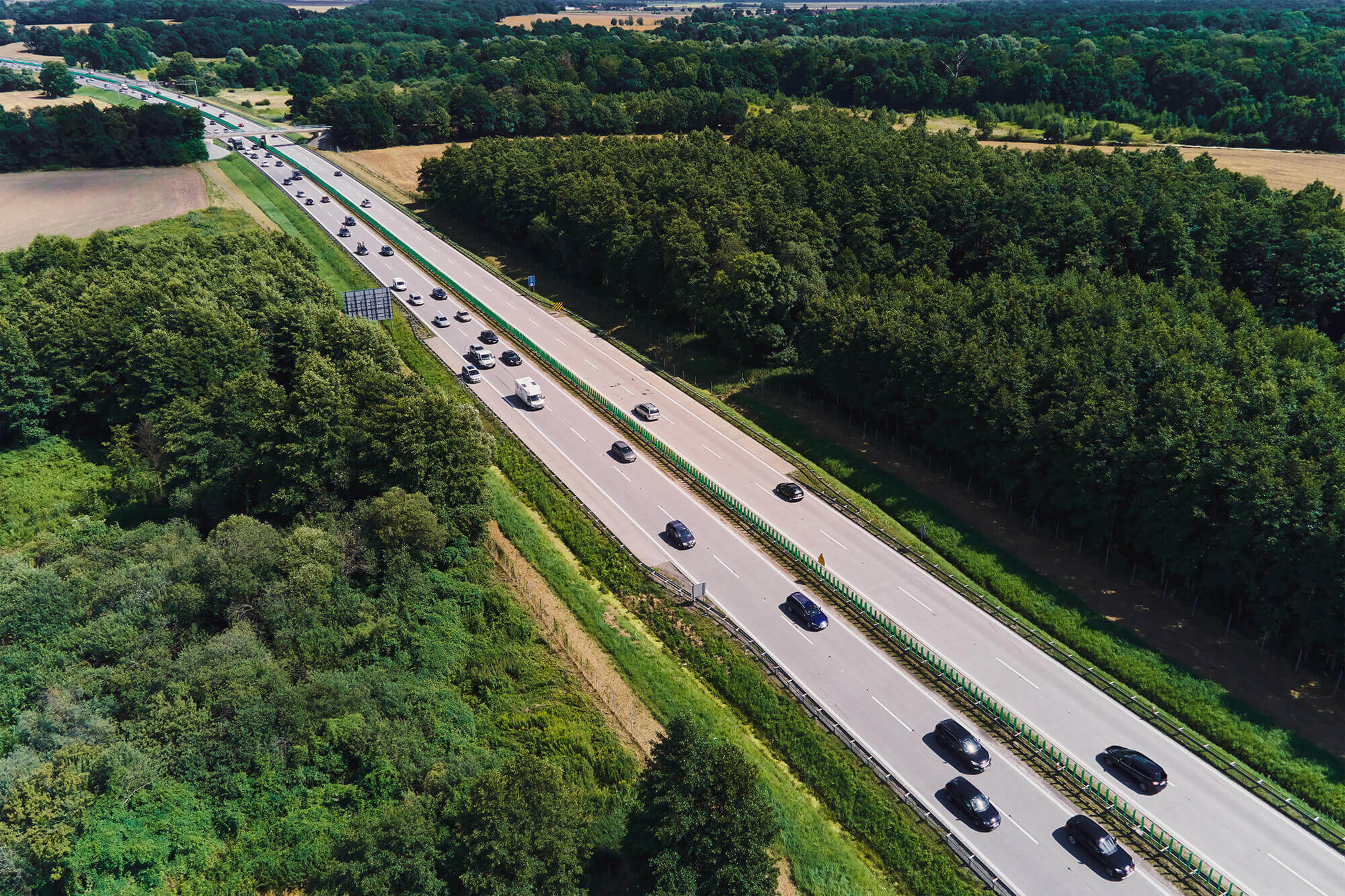 Welche Aktivitäten schaden der Natur an Land?